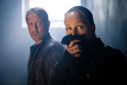 Die Bundespolizisten Thorsten Falke (Wotan Wilke Möhring) und Katharina Lorenz (Petra Schmidt-Schaller) versuchen, den Tod eines afrikanischen Asylbewerbers auf eigene Faust aufzuklären. © NDR/Andreas Fischerkoesen
