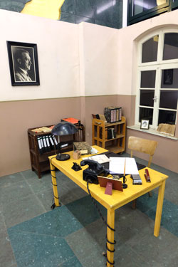Eine typische Beamtenstube mit Adolf-Bild an der Wand und manch brisanten Akten auf dem Schreibtisch sowie rund die Hälfte der Schautafeln werden im Ministerium der Finanzen gezeigt. Teil 1 der Ausstellung kann im Ministerium der Justiz und für Verbraucherschutz besichtigt werden. Foto © massow-picture
