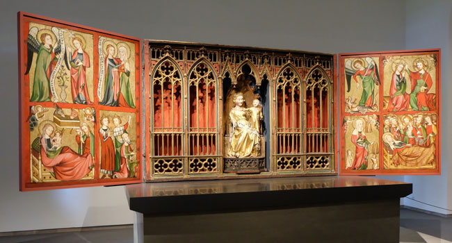 Altenburger Altar: Hochaltarretabel mitsamt seinem Schreinkasten, der zentralen Muttergottesfigur und den Flügelbildern mit Passions- und Mariendarstellungen. © massow-picture