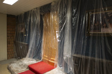 Thomas Bellinck – Das Museum: Domo de Eŭropa Historio en Ekzilo. Eine Produktion von Robin vzw. und dem Koninklijke Vlaamse Schouwburg in Koproduktion mit Wiesbaden Biennale und Onassis Cultural Center. © Hessisches Staatstheater