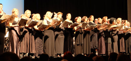 Chor und Extra-Chors des Mainzer Staatstheater stimmgewaltig mit „O Futura“ aus der Oper "Carmina Burana" von Carl Orff. Foto: Diether v. Goddenthow