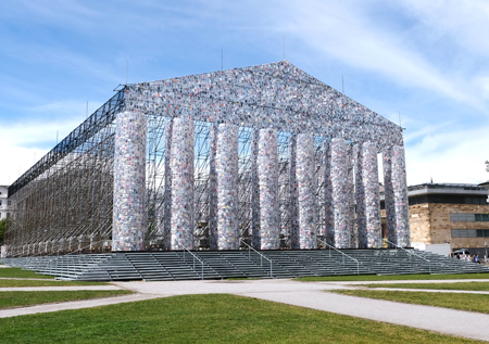 Marta Minujín, The Parthenon of Books, 2017,
Friedrichsplatz, Kassel, documenta 14. Foto: Diether v. Goddenthow