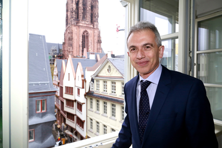 Peter Feldmann in einer der fertiggestellten Musterwohnungen mit Blick auf die rekonstruierte Altstadt mit Dom im Hintergrund. Foto: DomRoemer GmbH, Uwe Dettmar