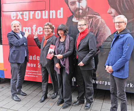 Auch in diesem Jahr sponsert ESWE mit kostenfeier Werbung in ihren Bussen und Außenwerbung das Filmfest. v.li.n.r.:Dr. Helmut Müller, Geschäftsführer Frankfurt RheinMain, , Hans Joachim Mendig , Geschäftsführer Hessenfilm und Media GmbH, Andrea Wink, Festivalleiterin, Kulturdezernent Axel Imholz, Gerald Pucher, Exground-OrgaTeam, organisiert Youth-Days. Foto: Diether v. Goddenthow