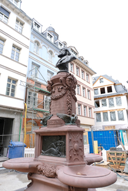 Der wiederhergestellte Stolzebrunnen wurde wieder an seinem angestammten Platz aufgestellt. Hier bei der Enthüllung am 29.09.2017. Foto: Diether v. Goddenthow