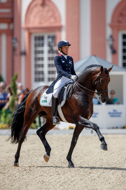Ingrid Klimke und ‚Franz‘ vor der Biebricher Schlosskulisse Foto: WRFC/Lafrentz