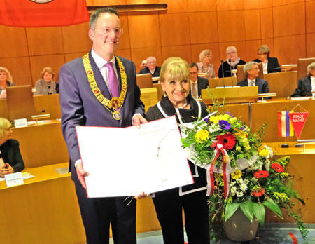 Oberbürgermeister Michael Ebling überreicht der beliebten Fastnachterin Margit Sponheimer die Urkunder zur Ehrenbürgerwürde. © Foto: Diether v. Goddenthow