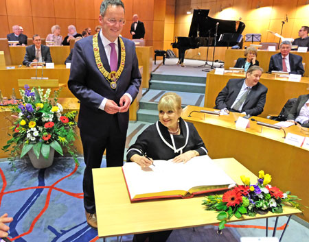 Margi Sponheimer trägt sich in Goldene Buch der Stadt Mainz ein. © Foto: Diether v. Goddenthow