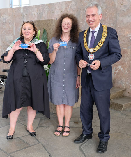 Vergabe der Frankfurter Ehrenamts-Card 2018 in der Paulskirche: OB Peter Feldmann mit Renate Drüker (links) und Renata Berlin (mitte), die stellvertretend für alle 1000 Ehrenamtliche die Card2018 in Empfang nahmen.© Foto: Diether v. Goddenthow
