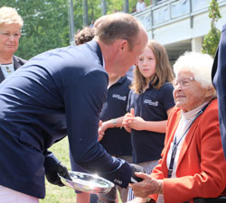 Ehrenpräsidentin Veronika Dyckerhoff gratuliert dem Sieger Michael Jung. © Foto: Diether v. Goddenthow