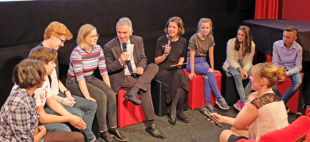 Je zwei Mitglieder der Film-Jurys 8+, 13+ und der Sektion 16 + | Youngsters diskutierten bei der heutigen Pressevorstellung mit Oberbürgermeister Peter Feldmann und Festivalleiterin Julia Fleißig über ihre Kriterien, nach denen sie für Filme Punkte vergeben. Beispielsweise müsse ein Film sie bewegen, nachdenklich machen, sie von der Sache her packen, gut rüberkommen, von den Schauspielern glaubwürdig gespielt sein und, ob man den Film nachher „mitnehme“. Besonders freuen sich die jungen Juroren auf ihre Zusammenarbeit mit ihrem Jury-Team und die Urteile der Fachleute. © Foto: Diether v. Goddenthow