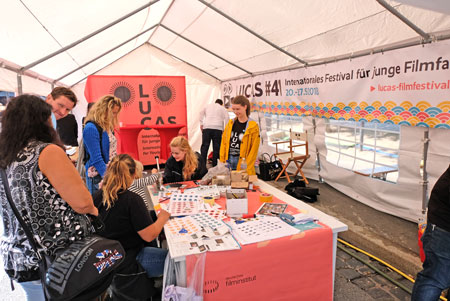 Bereits während des Museumsuferfestes Ende August gab es im LUCAS-Zelt Infos über die vielfältigen Mitmachangebote während der Festivalwoche. © Foto: Diether v. Goddenthow