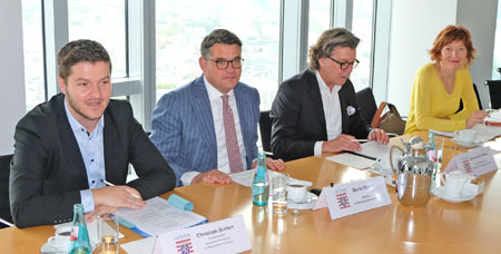 (v.l.n.r.) Christoph Schlein, Pressesprecher des Hessischen Ministerium für Wissenschaft und Kunst, Boris Rhein, Minister für Wissenschaft und Kunst, Hans Joachim Mendig, Geschäftsführer der Hessen Film und Medien GmbH und Christel Schmidt, Filmförderung Hessischer Rundfunk stellen bei der Pressekonferenz zum Hessischen Film- und Kinopreis unter anderem den Gewinner des Newcomerpreises sowie des Ehrenpreises des Hessischen Ministerpräsidenten vor. © Foto: Diether v. Goddenthow