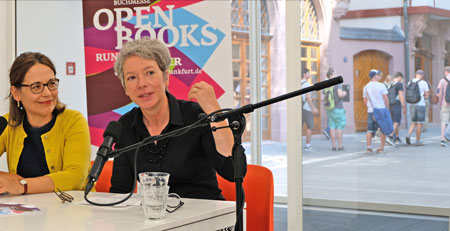 Frankfurts Kulturdezernentin Ina Hartwig (r.) präsentiert gemeinsam mit Dr. Sonja Vandenrath, Leiterin von OPEN-BOOKS das umfangreiche Jubiläums-Programm des Lesefestes zur Buchmesse. Rechts im Hintergrund: die rege frequentierte, neue teilrekonstruierte Frankfurter Altstadt, die vom 28. - 30.09.2018 mit einem Bürgerfest eröffnet werden wird. © Foto: Diether v. Goddenthow