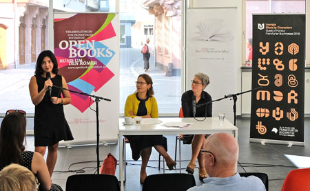Maria Danelia (stehend), Leiterin des Literaturprogramms von "Georgia - Made by Chracters" bei der Präsentation des georgischen Programm-Anteils des Lesefestes. © Foto: Diether v. Goddenthow