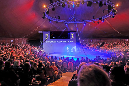 1.300 Besucher applaudierten den Artisten des European Youth Circus minutenlang. In einer dreistündigen Vorstellung haben die Preisträgerinnen und Preisträger des European Youth Circus qualitativ erstklassige Artistik geboten. © Foto: Diether v. Goddenthow