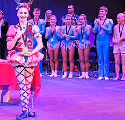 Die 13-jährige Vladiyslava Naraieva begeisterte Jury und Publikum mit einer einzigartigen Handstanddarbietung. © Foto: Diether v. Goddenthow