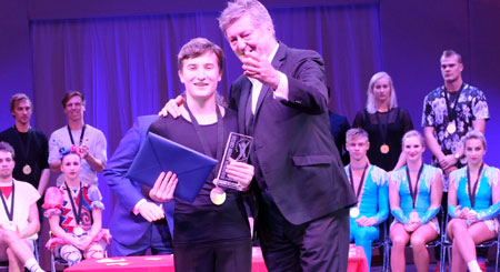Alexander Mitin erhielt den Preis von Jury-Sprecher und Tigerpalastchef Johnny Klinke überreicht. © Foto: Diether v. Goddenthow