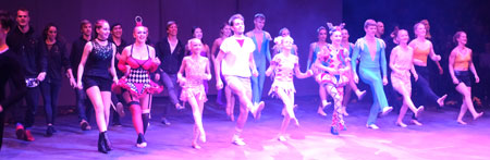 Impression der von Sonia Bartuccelli choreografisch gut inszenierten Tanzdarbietung beim Entrée des European Youth Circus. © Foto: Diether v. Goddenthow