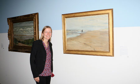 Die Kuratorin Dr. Karoline Feulner neben dem erst kürzlich aufgetauchten Gemälde "Strandbild mit Muschelfischer" von Max Slevogt. © GDKE, Landesmuseum Mainz (Foto: Agentur Bonewitz)
