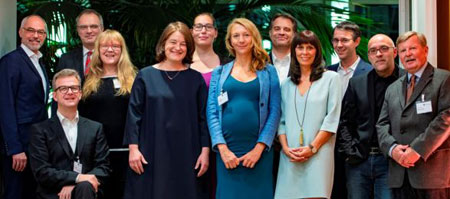 v.l.n.r.: Thomas Tuma (Stiftungskuratorium, Handelsblatt), Prof. Olaf Jacobs (Hoferichter & Jacobs GmbH), Stefan Raue (Intendant Deutschlandradio), Silke Heinz (mdr Fernsehen), Birte Meier (ZDF), Valerie Lux (freie Journalistin), Angela Köckritz (ZEIT), Christian Esser und Astrid Randerath (ZDF), Henryk Hielscher und Mario Brück (Wirtschaftswoche) und Dr. Michael Moerchel (Stiftungsvorstand, freier Journalist). Bild: Bert Bostelmann /Bildfolio Vogel-Stifung