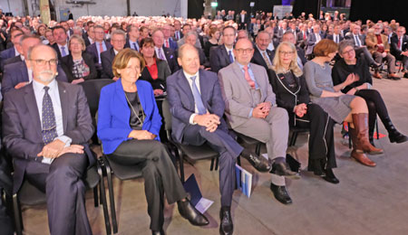 (v.l.n.r.) Dr. Engelbert J. Günster, Präsident der Industrie- und Handelskammer für Rheinhessen, Malu Dreyer, Ministerpräsidentin des Landes Rheinland-Pfalz, Olaf Scholz, Bundesminister der Finanzen und Vizekanzler, Hans-Jörg Friese, Präsident der Handwerkskammer Rheinhessen. © Foto: Diether v. Goddenthow