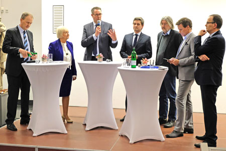 (v.r.n.l.) Andreas Zels, neuer LIGA-Vorsitzender der Freien Wohlfahrtpflege Rheinland-Pfalz, Ralph Szepanski (ZDF-Moderator) und die Fraktionsvorsitzenden im rheinland-pfälzischen Landtag: Dr. Bernhard Braun. (Bündnis 90 Die Grünen), Christian Baldauf (CDU), Alexander Schweitzer (SPD), Cornelia Willius-Senzer (FDP) und Dr. Timo Böhme (AFD) beim Talk über Kinderarmut am 16.01.2019 anlässlich des Parlamentarischen Abends im Landesmuseum Mainz. © Foto: Diether v. Goddenthow