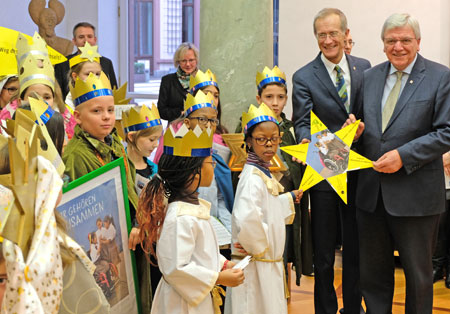(v.r.n.l.) Der Hessische Ministerpräsident Volker Bouffier und der Chef der Hessischen Staatskanzlei, Staatsminister Axel Wintermeyer, empfangen die Sternsinger aus allen drei hessischen Bistümern in der Regierungszentrale. © Foto: Diether v. Goddenthow