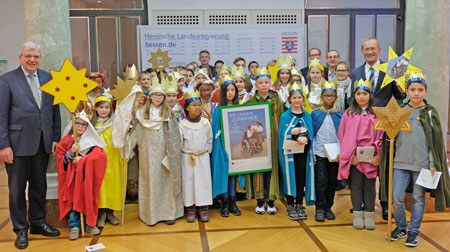 50 Sternsinger der Katholischen Kirchengemeinde Maria Hilf in Frankfurt, der Katholischen Pfarreigemeinde St. Crescentius aus Naumburg und St. Elisabeth aus Bad Emstal (Bistum Fulda) sowie der Pfarrei Maria Frieden in Heuchelheim (Bistum Mainz) und der Chor Pueri Cantores (Bistum Limburg), mit Volker Bouffier (li) und Axel Wintermeyer (re. hinten). © Foto: Diether v. Goddenthow