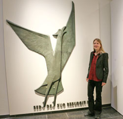 Die Kuratorin der Ausstellung, Dr. Karoline Feulner, neben dem „Phönix“ © Agentur Bonewitz