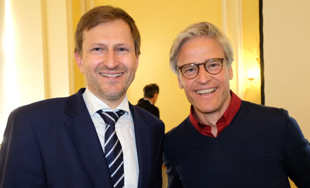 Bürgermeister und Ordnungsdezernent Dr. Oliver Franz (r.) begrüßte im Namen der Stadt Wiesbaden Festredner Dr. med. Tankred Stöbe und die Gäste der Auftaktveranstaltung zum Patiententag am 3.Mai 2019 im Ratsaal. Foto: Diether v. Goddenthow