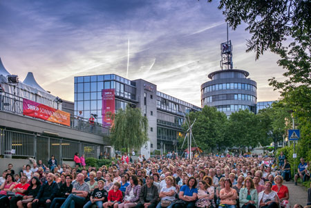 Bildunterschrift: "Tatort"-Premiere open air vor dem Mainzer Funkhaus Copyright: SWR/Tobias Mühlenbeck
