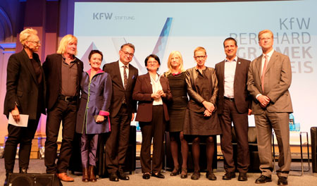 v.links: Bärbel Schäfer (Moderatorin), Andreas Kieling (Dokumentarfilmer und Autor), Rosemarie Heilig (Stadträtin), Dr. Lutz-Christian Funke (Vorstand der KfW Stiftung), Angelique Songco (Preisträgerin, Leiterin des philippinischen Meeresschutzgebietes Tubbataha Reefs Natural Park - UNESCO Weltnaturerbe), Dr. Ina Knobloch (Biologin und Regisseurin), Frank Schweikert (Gründer der Deutschen Meeresstiftung), Dr. Ursula Hudson (Vorsitzende von Slow Food Deutschland e. V.) u. Mitglieder der Familie Bernhard Grzimek. © Foto: Diether v Goddenthow