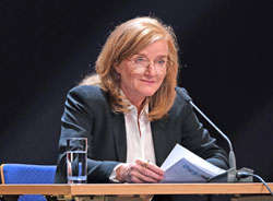 Schauspielerin Nina Petri liest Passagen aus den Neuerscheinungen. © Foto: Diether v Goddenthow