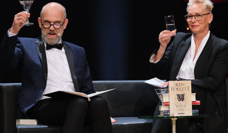 Das fröhliche Moderatorenpaar der ersten Literaturgala der Frankfurter Buchmesse Thomas Böhm und Bärbel Schäfer. © Foto: Diether v Goddenthow
