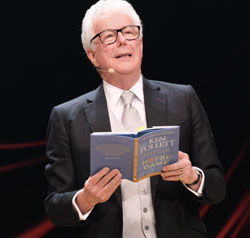 Ken Follett liest aus seinem Buch: Notre-Dame: Eine kurze Geschichte der Bedeutung der Kathedralen: "„Die wunderbare Kathedrale Notre-Dame de Paris, eine der größten Errungenschaften der europäischen Zivilisation, stand in Flammen. Der Anblick verwirrte und störte uns zutiefst. Ich war den Tränen nahe. Vor unseren Augen starb etwas Unbezahlbares. Das Gefühl war verwirrend, als würde die Erde beben." © Foto: Diether v Goddenthow
