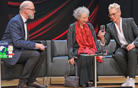 Moderator Thomas Böhm, Schrifstellerin Margaret Atwood und Moderatorin Bärbel Schäfer.© Foto: Diether v Goddenthow
