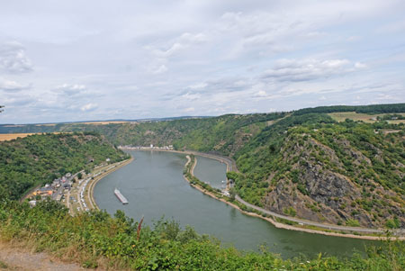 Vom "Loreleyblick Maria Ruh" auf die Loreley (r.). © Foto: Diether v Goddenthow