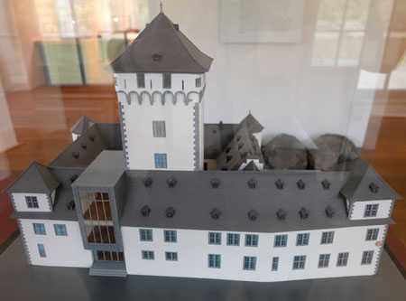 Modell der sanierten Kurfürstlichen Burg, Boppard. Sie beheimatet das städtische Museum mit einer Sammlung zur Stadtgeschichte Boppards, zur Burg und bietet als Highlight eine Dauerausstellung zu dem bekannten Sohn der Stadt Michael Thonet mit seinen Bugholzmöbeln. Zudem werden die Räumlichkeiten für wechselnde Kunstausstellungen und andere kulturelle Veranstaltungen genutzt. © Foto: Diether v Goddenthow