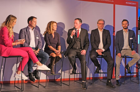 Politik Panel über die Herausforderungen neuer Inhalte und der Digitalisierung mit (v.li.) Moderatorin Anna Kraft, Manuel Höferlin (MdB), Staatssekretärin Heike Raab,Mainzer Oberbürgermeister Michael Ebling, Dr. Marc Jan Eumann (Landeszentrale für Medien und Kommunikation) und Florian Hager (ZDF-Digital "Funk") © Foto: Diether v Goddenthow