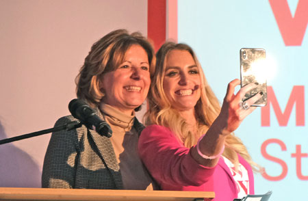 Noch ein Selfie für Instagram - Ministerpräsidentin Malu Dreyer mit Moderatorin Anna Kraft. © Foto: Diether v Goddenthow