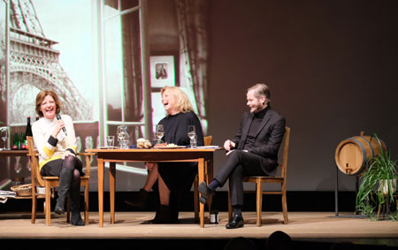 Malu Dreyer, Maren Kroymann und Moderator Klaus Köhler Im Gespräch vor der Kulisse eines Pariser Appartements in Anspielung an Kroymanns frühe Pariser Zeit. © Foto: Heike v Goddenthow