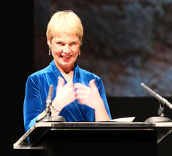 Die Komikerin, Schauspielerin, Moderatorin und Schriftstellerin Cordula Stratmann hielt die Laudatio. © Foto: Diether v Goddenthow