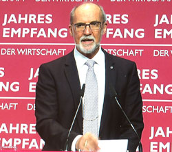 IHK-Präsident Dr. Engelbert J. Guenster. "Die Politik muss, wenn sie wirklich mehr Mittel für öffentliche Investitionen mobilisieren möchte, Vergabeprozesse optimieren, Anliegerwiderstände einhegen und die öffentlichen Budgets gegen die Sozialpolitiker verteidigen.“ © Foto: Diether v Goddenthow