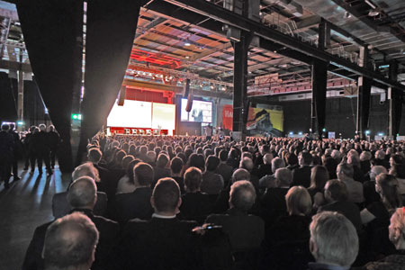 Auch in diesem Jahr hat der Jahresempfang der Wirtschaft, in Halle 45 in Mainz, wieder vor der Publikumskulisse von mehreren tausend mittelständischen Unternehmern und Freiberuflern stattgefunden und sich zu einem gewichtigen Sprachrohr des Mittelstandes formiert. © Foto: Diether v Goddenthow