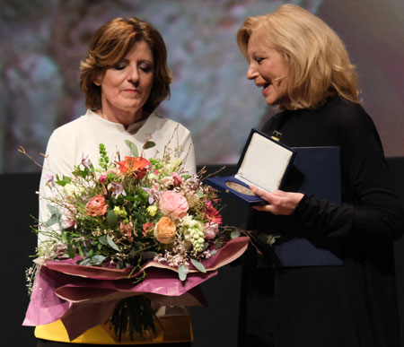Ministerpräsidentin Malu Dreyer überreicht Maren Kroymann abschließend zur Auszeichnung mit der Carl Zuckmayer-Medaille noch einen großen bunten Blumenstrauß. © Foto: Diether v Goddenthow