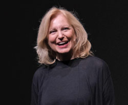 Maren Kroymann empfand sich wie ein "Klumpen Dank", den sie in ihrer Dankesrede aufdröselte und ihre Kabarettistenkollegen zu gelegentlich mehr Selbstironie und Selbst-Infragestellung aufforderte. © Foto: Heike v Goddenthow