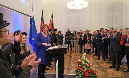 Ministerpräsidentin Malu Dreyer empfängt umgeben von den Glücksbringern der rheinland-pfälzischen Schornsteinfegerinnung die Rerpäsentanten der aus Gesellschaft, Wirtschaft, Kirchen, Öffentlicher Verwaltung und Institutionen in der Mainzer Staatskanzlei am 8.1.2020 © Foto: Diether v Goddenthow