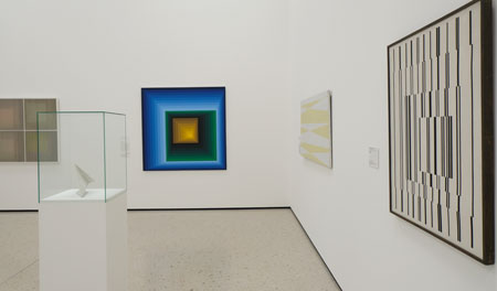 Geometrische Abstraktionen. Im Hintergrund: Victor Vasarely (1906–1997) mit "Rey-Tey-Ket", 1969 Arcyl auf Leinwand 160 × 160 cm. © Foto: Diether v. Goddenthow