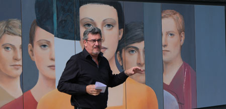 Kunst am Bau präge das Erscheinungsbild des Georg Forster-Gebäudes, betont der Dekan des dort beheimateten Fachbereichs 02 Sozialwissenschaften, Medien und Sport, Prof. Dr. Gregor Daschmann. © Foto: Diether v. Goddenthow